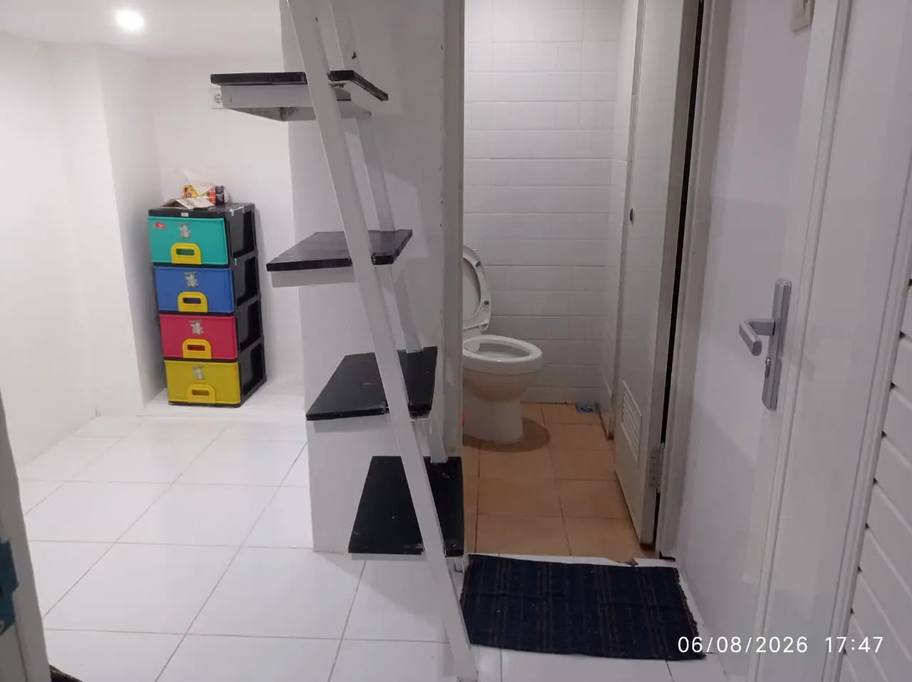 Foto Kamar F2 (Deluxe Room)  Kost Surabaya